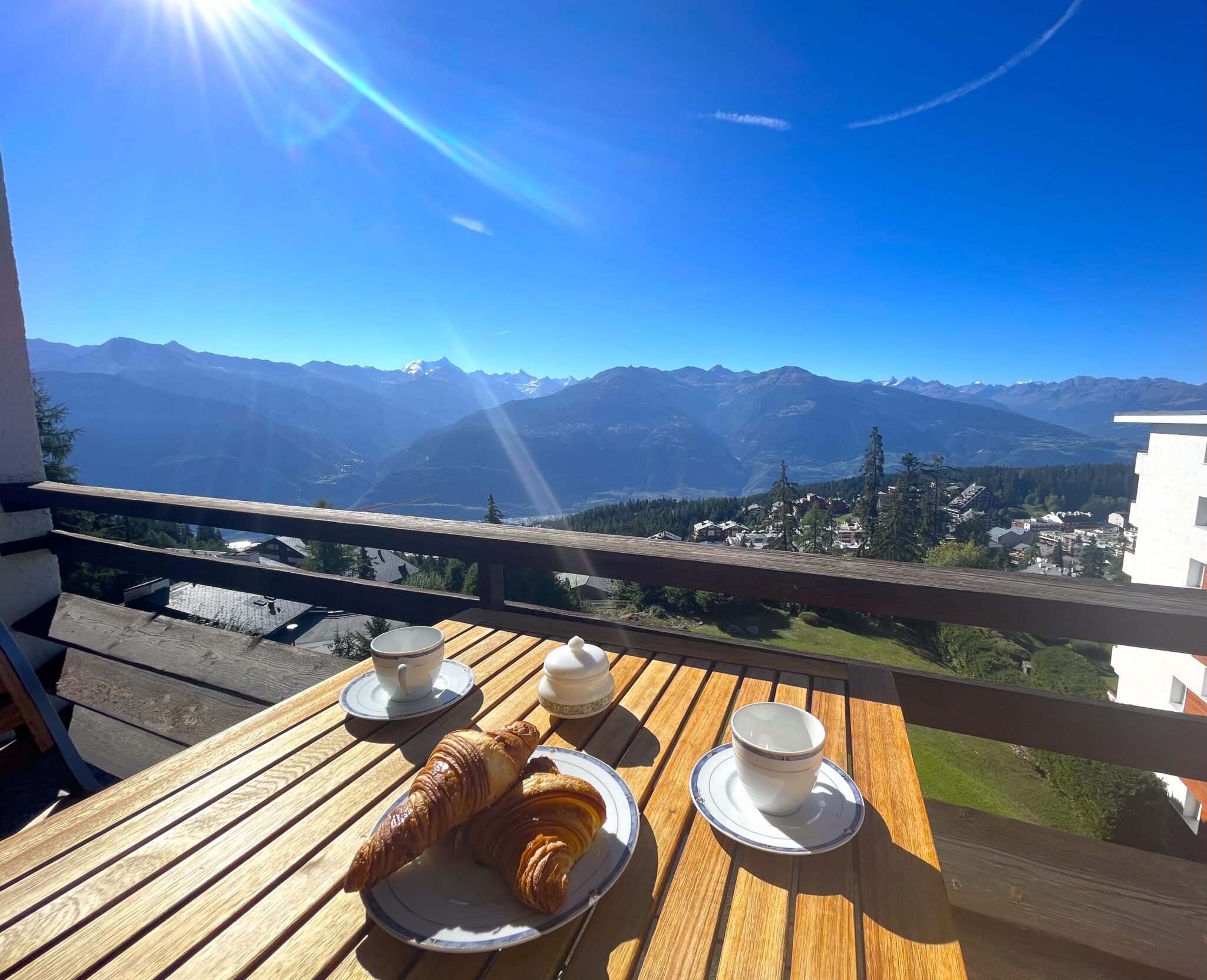 balcon Crans-Montana avec croissant